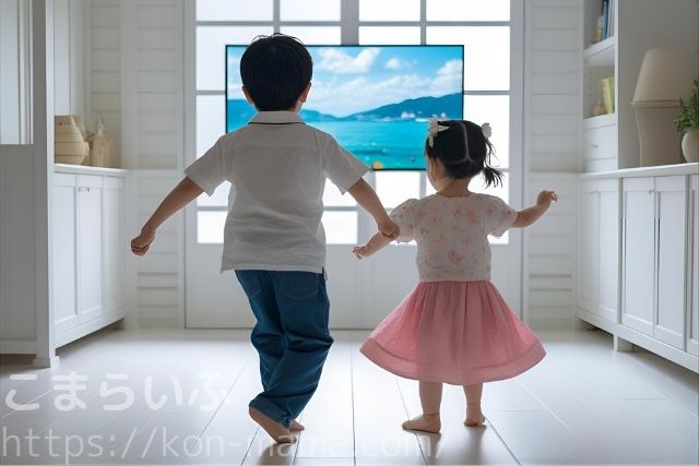 子どもが手をつないで走っている思い出の写真