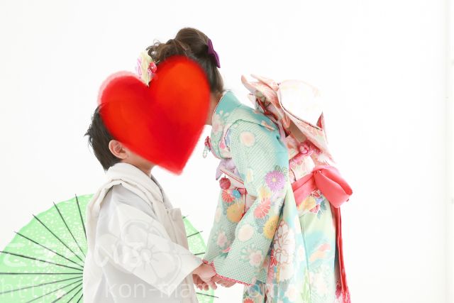 七五三で兄妹が和装で仲良く撮影している様子の写真。