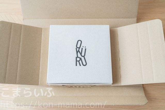 OKURUアクリルスタンドの梱包状態。専用箱に丁寧に梱包されて届く様子。