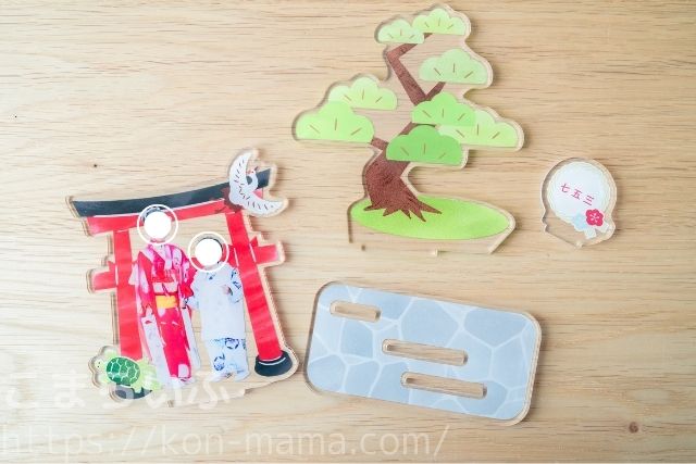OKURUアクリルスタンドのパーツ一覧。鳥居・木・台座などが分かれて入っている状態。
