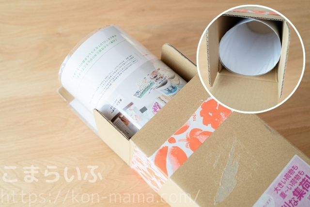 TOLOT A3ポスターカレンダーが丸めて梱包されている箱の内部写真。厚紙の箱でしっかり保護されている。