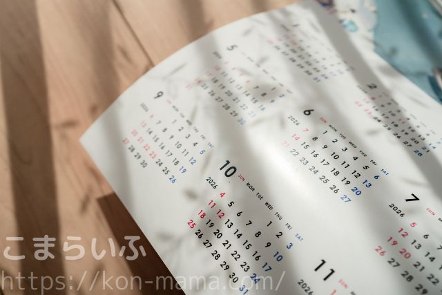 TOLOT A3ポスターカレンダーのカレンダー部分を斜めから撮影した写真。紙の反射や質感がわかる。