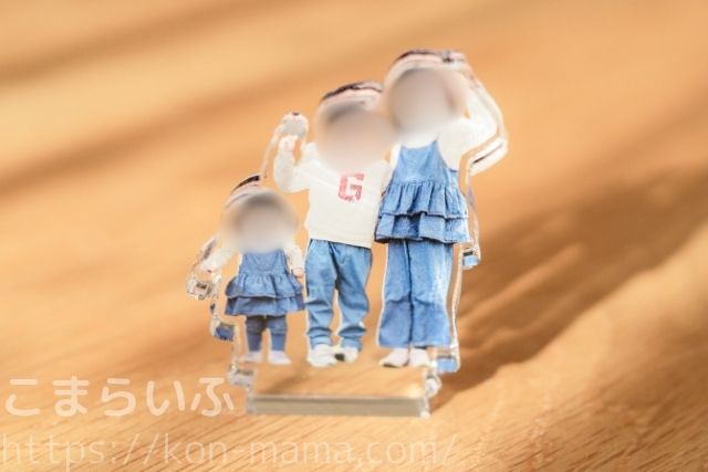 Acryで作ったアクリルブロックを正面から撮影した完成写真