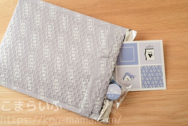 Acryアクリルブロックの封筒を開封している様子