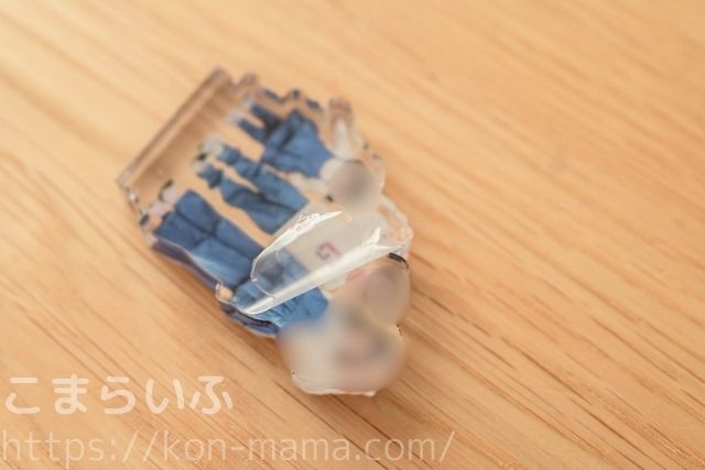 Acryのアクリルブロックの保護フィルムをはがしている様子。8mmの厚みが分かる