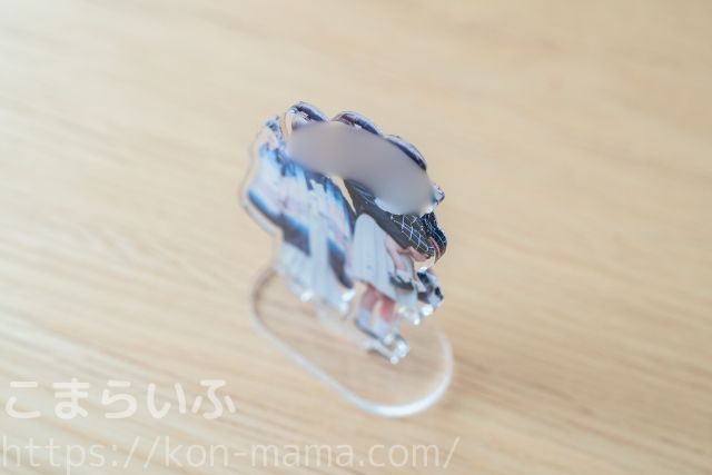 Acry(アクリー)のアクリルスタンドを横から見た厚みが分かる写真