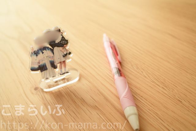 Acry(アクリー)のアクリルスタンドをペンと並べたサイズ比較写真