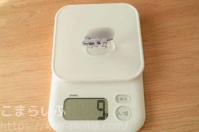 Acry(アクリー)のアクリルスタンドの重さをキッチンスケールで測った写真
