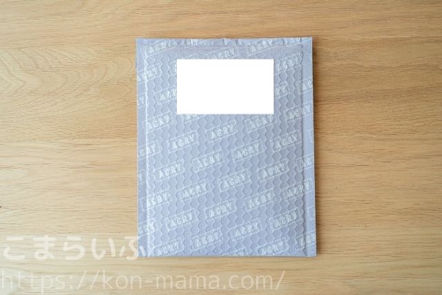 Acryキーホルダーがクッション封筒で届いた様子