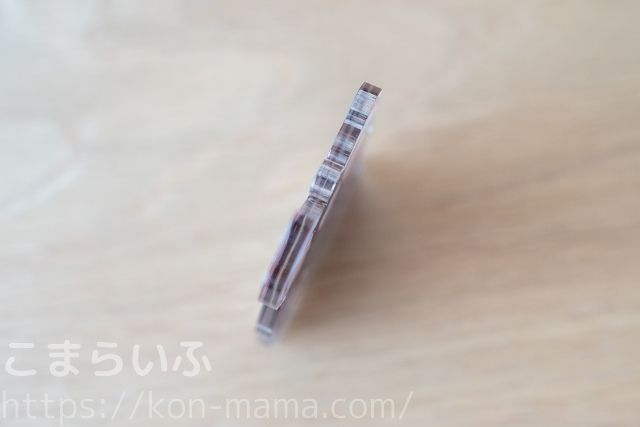 Acryキーホルダーの側面と厚み