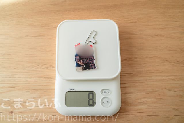 Acryキーホルダーの重さを計測している様子