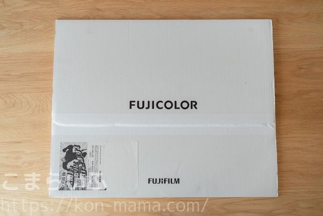 COYOMI A3ポスターカレンダーが入ったFUJICOLORの外装段ボール箱