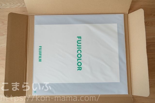 COYOMIのA3ポスターカレンダーが梱包箱に入った状態。FUJICOLOR袋が見える