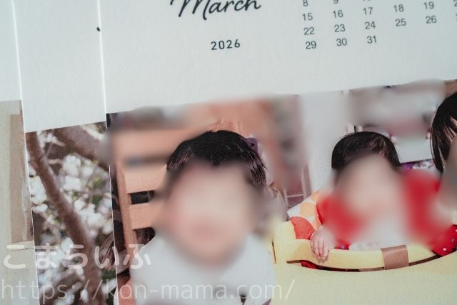 しまうまカレンダーの印刷面を拡大した写真。人物の髪の毛や背景の質感が自然に印刷されている様子。