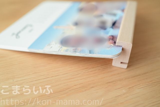 木製スタンドにカレンダーを差し込んだときの側面写真。カレンダーの厚みやスタンドの溝構造が分かる。