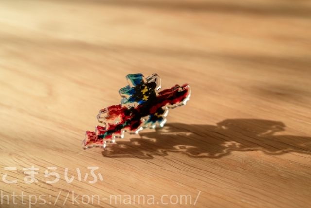 立てた状態のAcryアクマグと影の様子