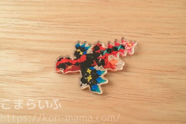 Acryのアクリルマグネット完成品を机の上に置いた様子