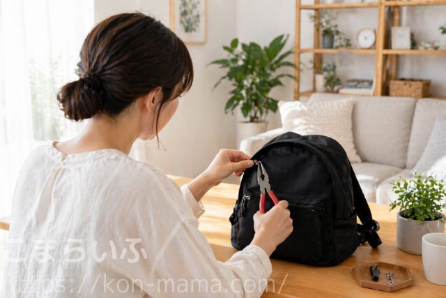 リュックのファスナー引き手をペンチで修理している様子