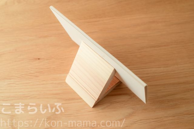 OKURUカレンダー卓上タイプのスタンド部分の横からの写真