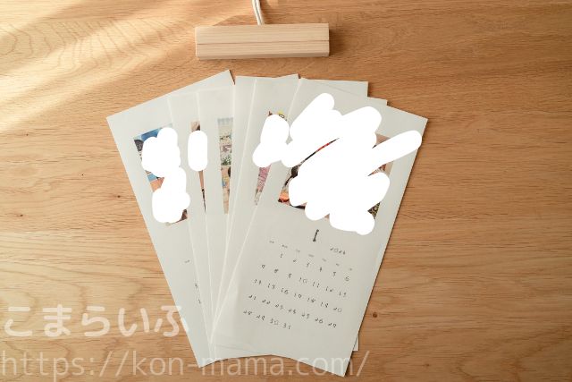 OKURUカレンダー壁掛け小タイプの両面印刷のカードを並べた様子。紙枚数が少なくコンパクトにまとまる
