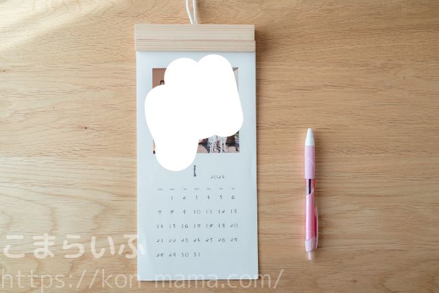 OKURUカレンダーの壁掛け小サイズを上から見た写真