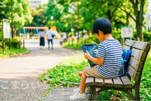 スマイルゼミを外出先で使う子ども|スキマ時間学習のイメージ
