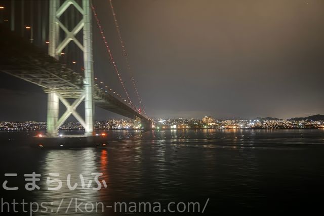 阪九フェリーから見た夜の明石海峡大橋と海の景色