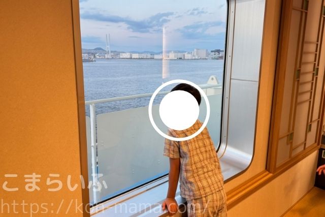 阪九フェリーの客室から海を眺める子ども