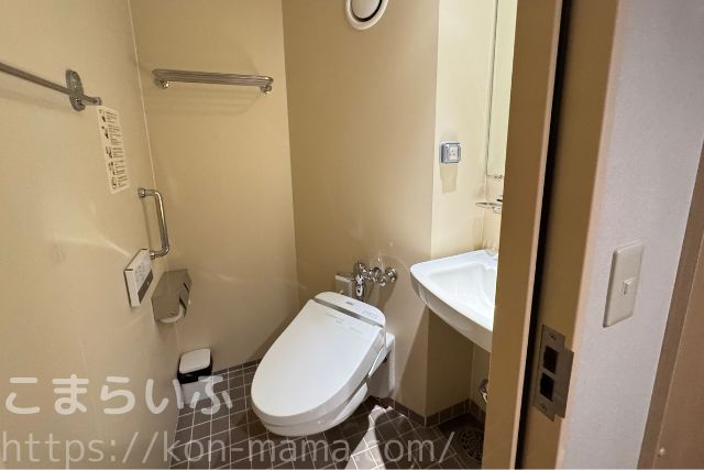 阪九フェリーのデラックス和室のトイレと洗面台