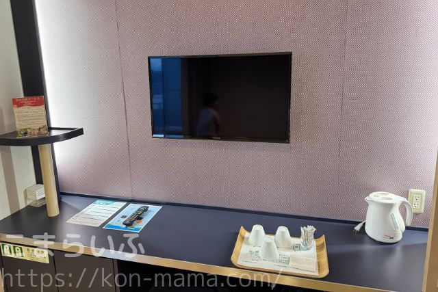 阪九フェリーのデラックス和室のテレビと備品（ケトル・カップ）