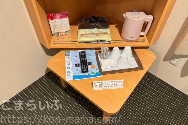 阪九フェリーのデラックス和洋室のテーブルと備品（ケトル・コップなど）