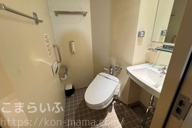 阪九フェリーのデラックス和洋室にあるトイレと洗面台