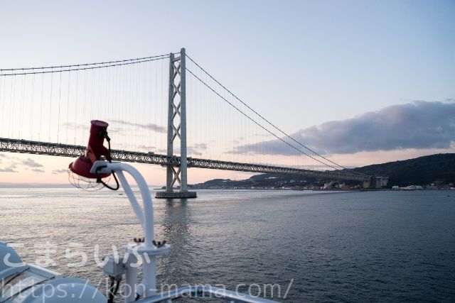 阪九フェリーから見える明石海峡大橋の景色