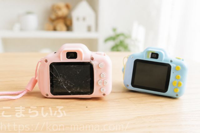 液晶が割れたキッズカメラと正常なキッズカメラの比較