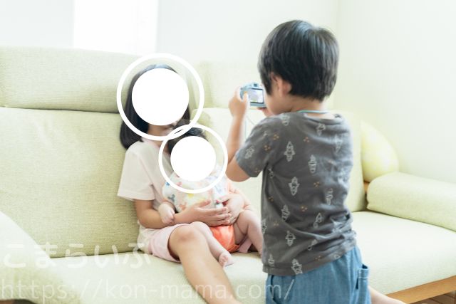 キッズカメラで兄弟の写真を撮る子どもの様子