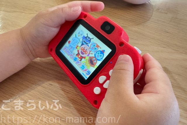アンパンマンキッズカメラを操作する子どもの手元