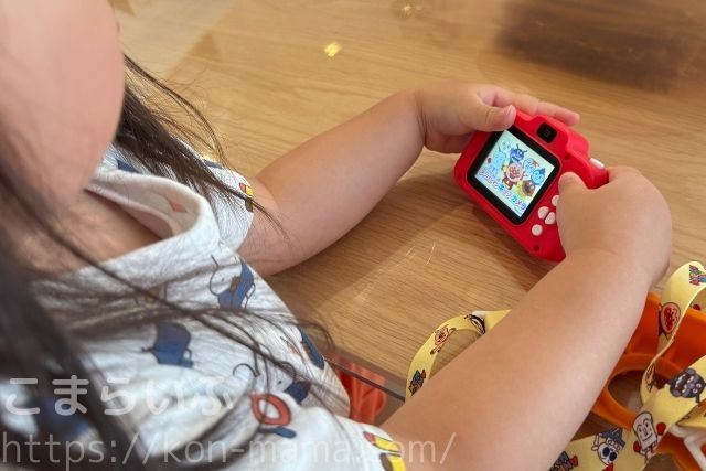 アンパンマンキッズカメラを操作する2歳7ヶ月の子ども