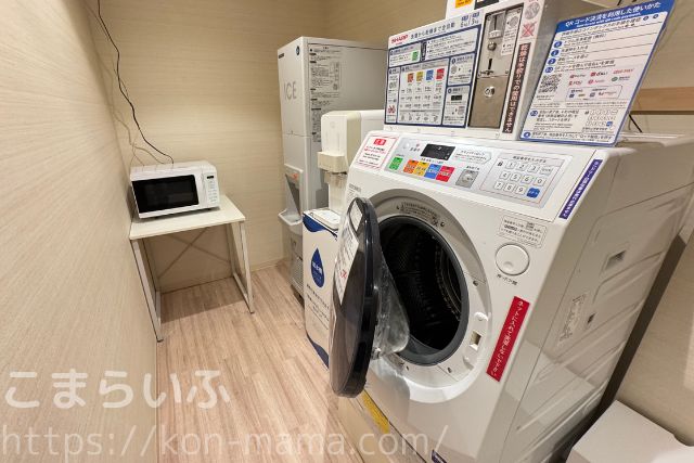 パークフロントホテル館内のコインランドリーと電子レンジ