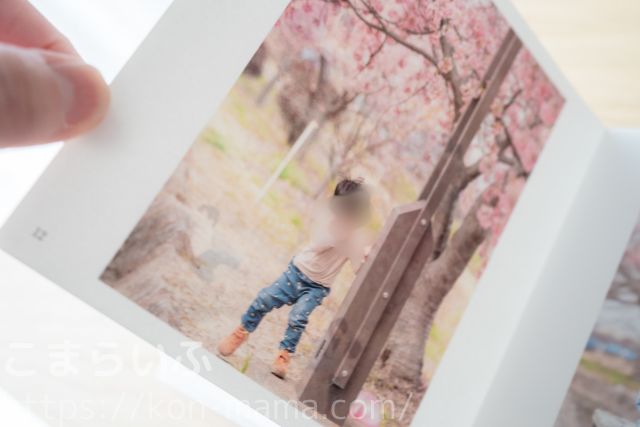 子どもの写真をフォトブックにして見返している様子