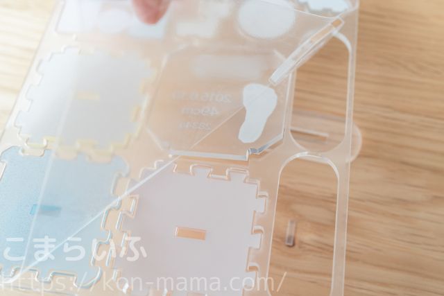 ACRYの保護フィルムをはがしている様子
