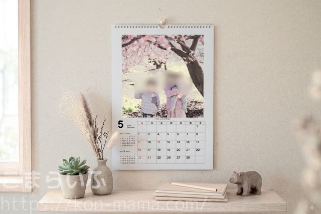 棚の上に飾られた孫の写真入りカレンダー