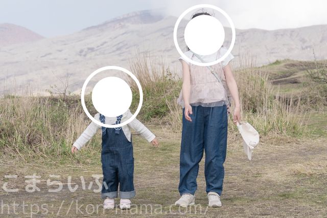 デニム素材を合わせた8歳差姉妹のリンクコーデ