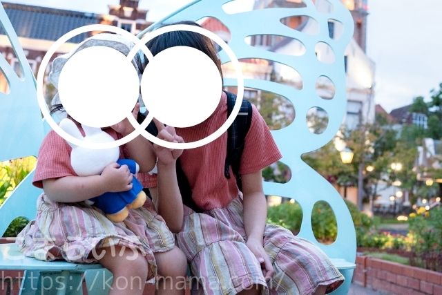 ピンクのトップスと柄を合わせた8歳差姉妹のリンクコーデ