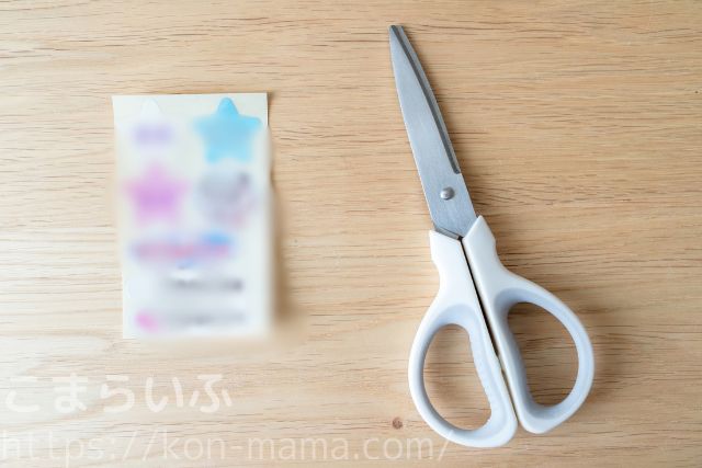 ACRYプリントのシールシートと切り分け用のはさみ