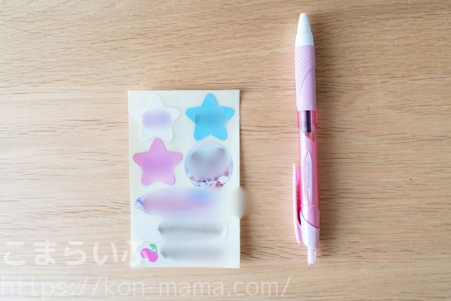 ペンと並べたACRYプリントSサイズのシールシート