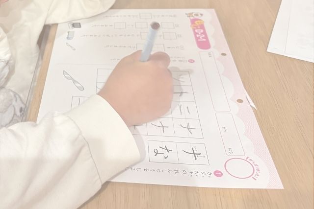 机で七田式プリントDに取り組む子どもの姿
